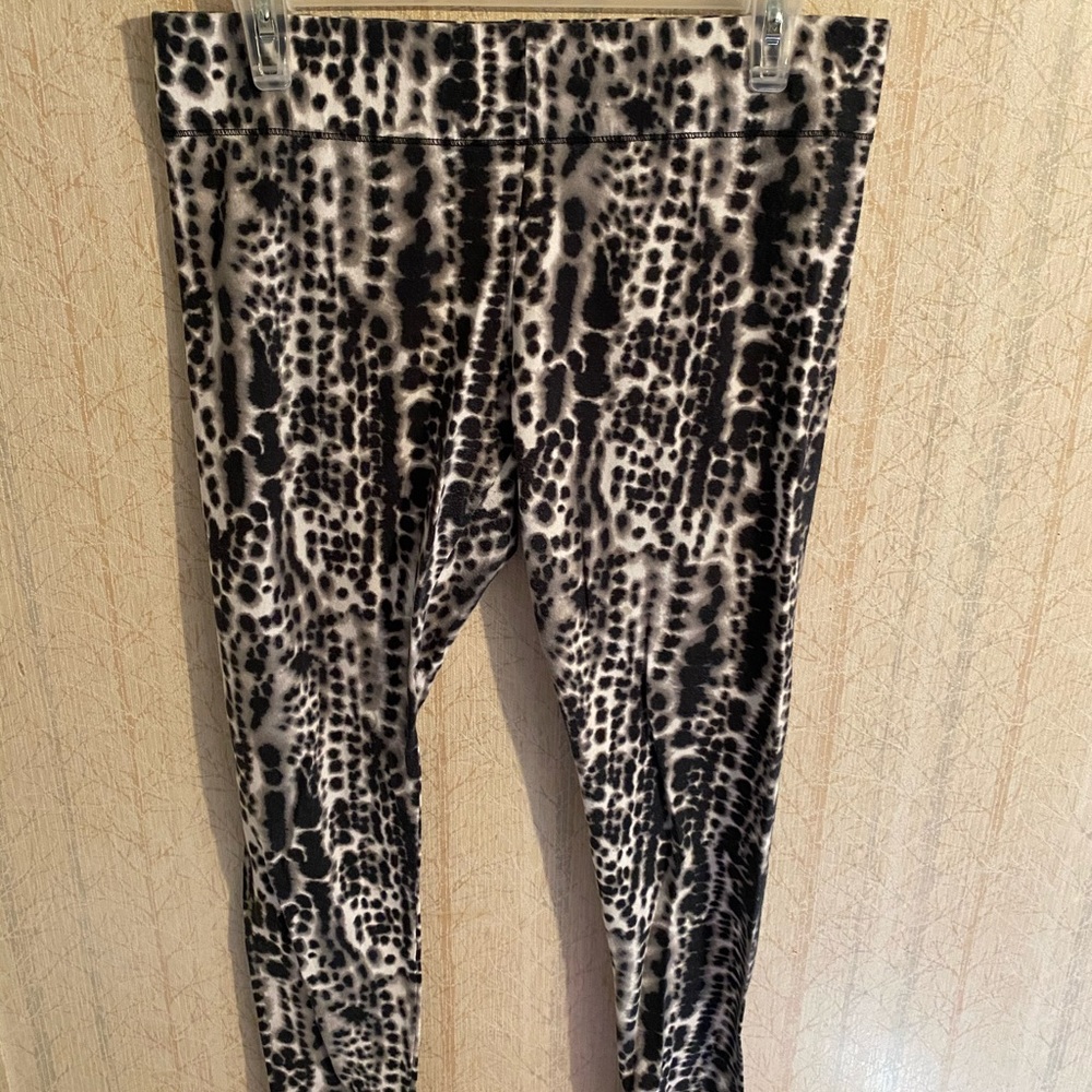 Black and white ty dye leggings